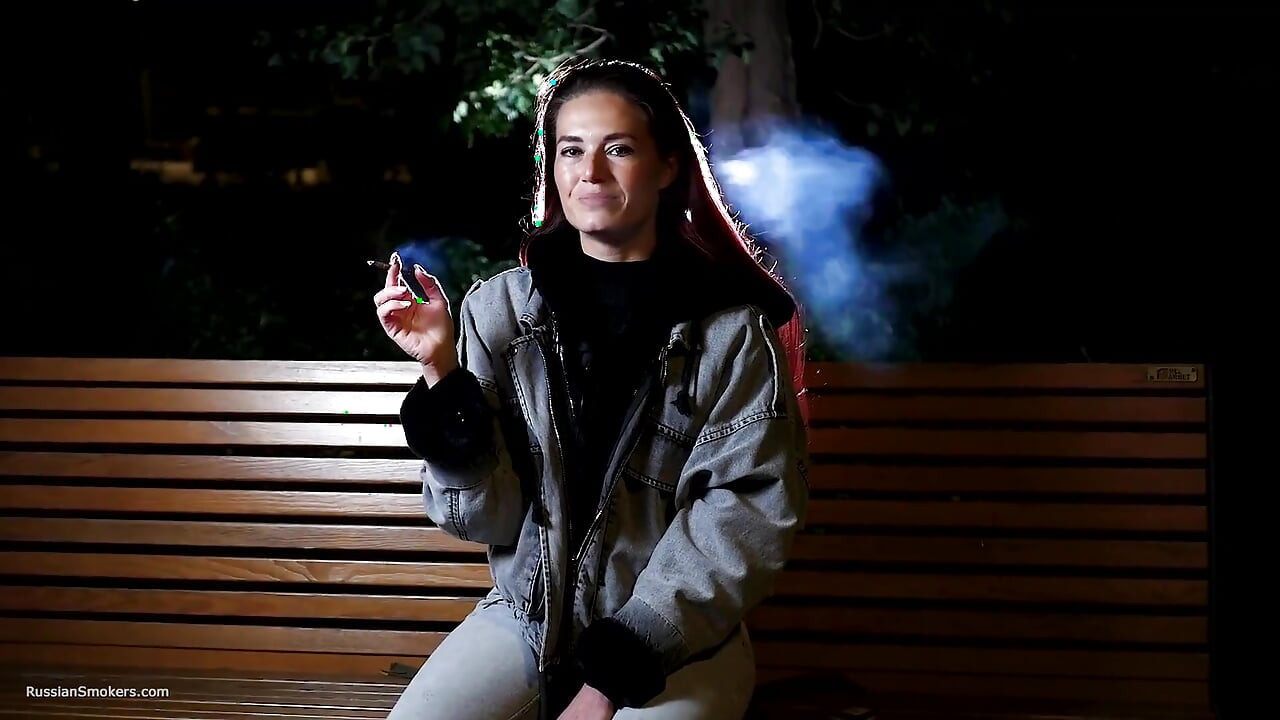 Sexy russa linda fumando cigarro à beira-mar