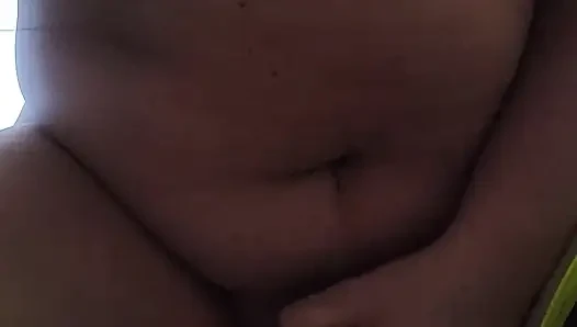 Orgasmuskontroll-training: nippelklemmen, zauberstab an meiner fotze, höschen in meinem mund, um mich ruhig zu halten