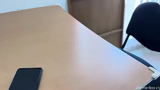 Rekan kerja saya bosan saat istirahat makan siang, jadi saya mengundangnya ke kamar mandi untuk menghiburnya