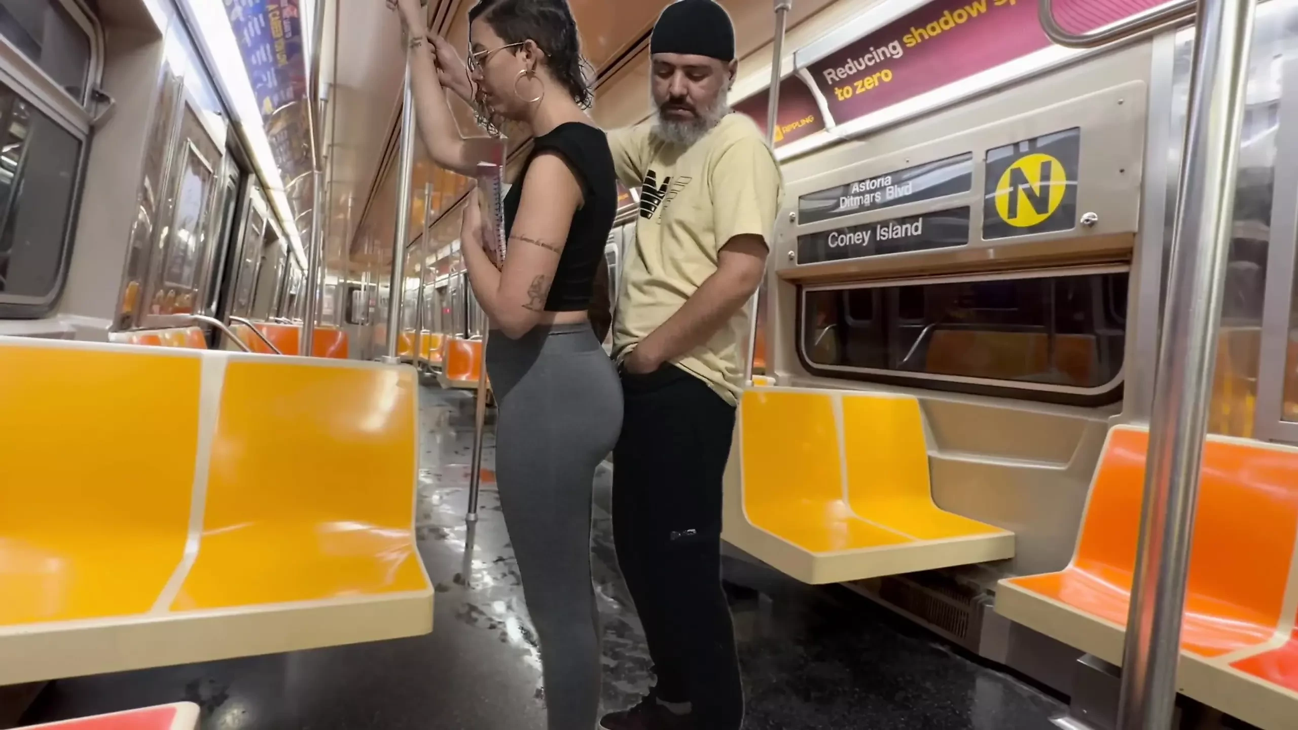 Estudante recebe porra no trem do metrô de Nova York