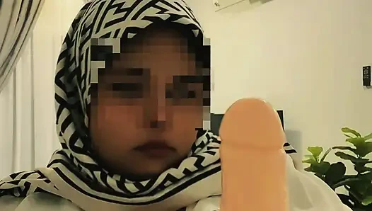 Er fand es im zimmer seiner stiefmutter und beschloss, es zu versuchen, immer noch ihren geschmack zu genießen