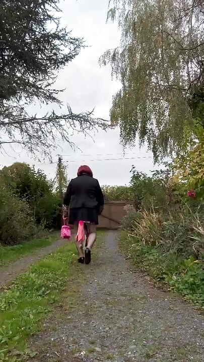 Odjevena u malu crnu suknju za večernji izlazak