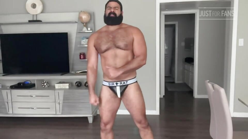 Muscle Bear webcam show in underwear and happy ending
