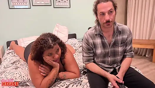 Шаловливая толстушка позвонила некоторым друзьям, чтобы починить телевизор и вознаграждила их сексом