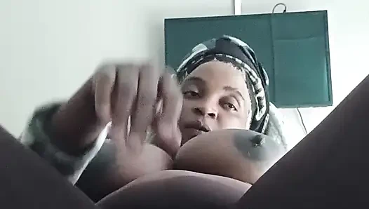 Einsame dame mit dicken möpsen