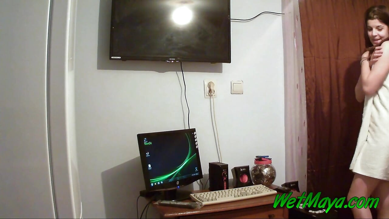 Rad na njenom kompjuteru tera Mayu da piški baš tamo u svojoj kancelariji