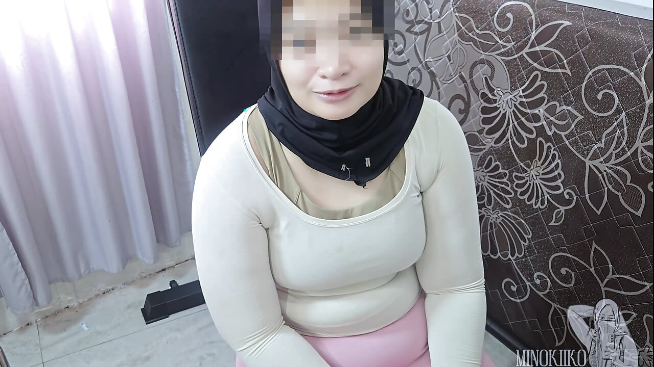 Cewek Fitnes Berjilbab Nyepong Kontol Demi Minum Peju Langsung Dari Sumbernya - Minokiiko