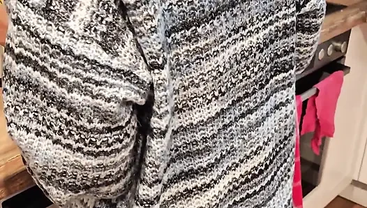 Ateşli ev hanımı orta yaşlı seksi kadın mutfakta sikiliyor ve parmaklanıyor. Hala yeni aldığı sabah seksinin göt tıkacını giyiyor
