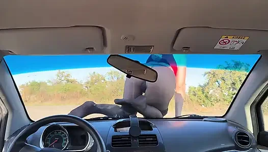 Bir arabanın ön camında baştan çıkarma