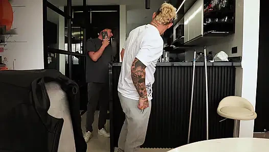 Aku ngentot pacar teman sekamarku, aku selingkuh dari sahabatku di depannya