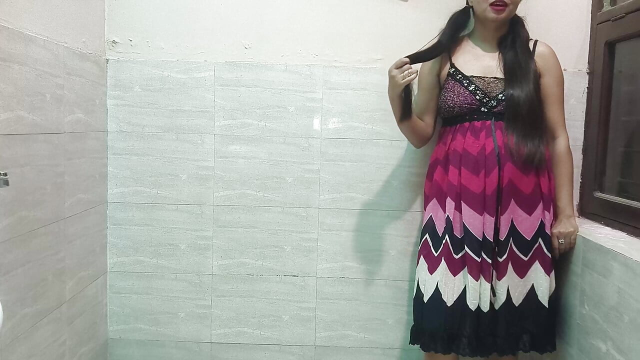 Desi indijski očuh kažnjava svoju mladu 18+ pokćerku nakon što je vidi kako sama puši