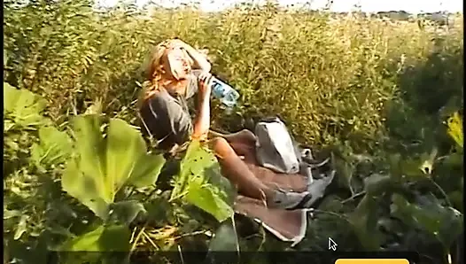 Vollbusige blonde reife muschi spielt und bohrt es mit banane
