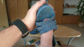 Kurwa pożyczył dobrze znoszone niebieskie sandały na płaskowyżu