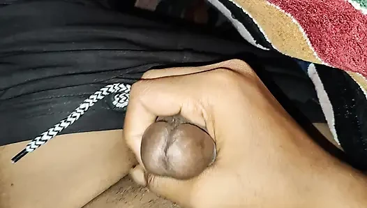 Tengah malam aku merasa bermain dengan kontolku.. dan aku melakukannya....