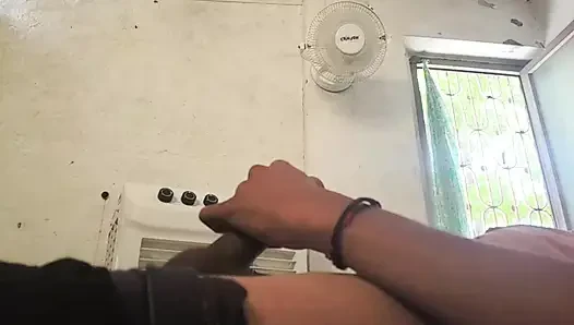 Hintli genç oğlan büyük yarakla mastürbasyon yapıyor ve boşaltıyor
