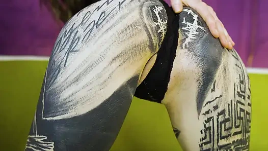 Gadis kurus meregangkan lubangnya yang lebar-lebar