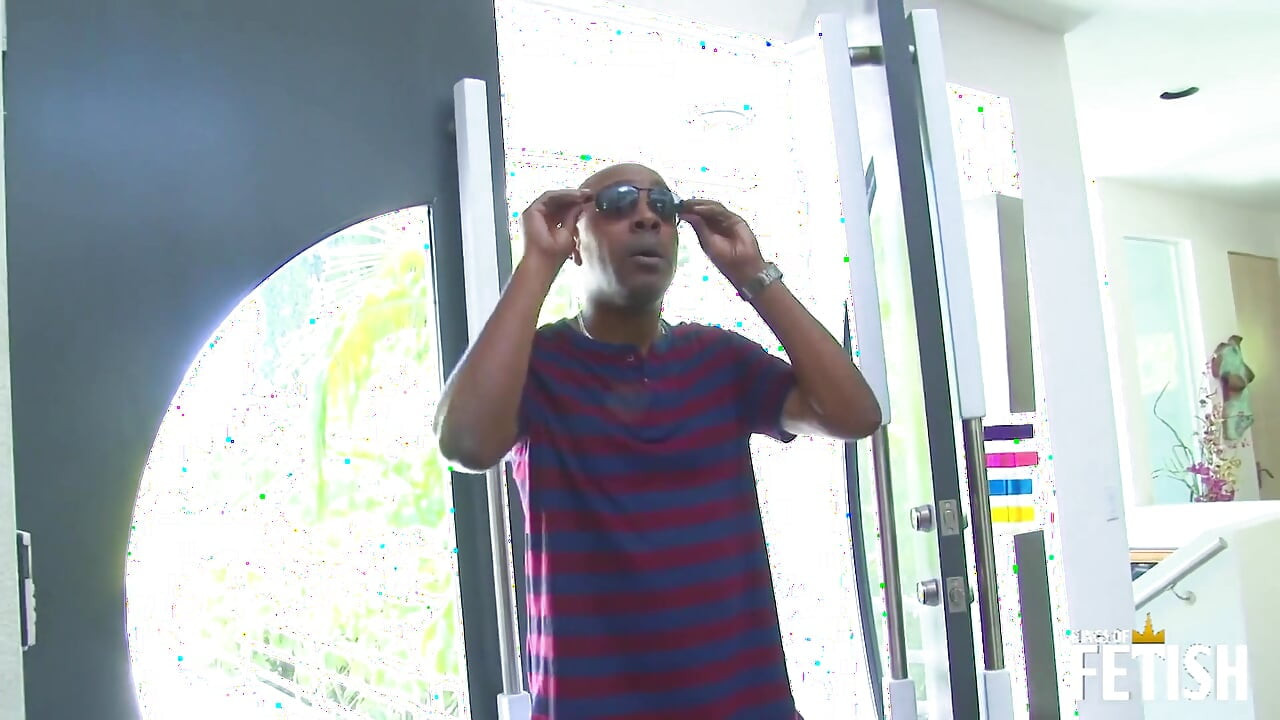 Morena gostosa é fodida pelo cliente careca depois de fazer uma massagem quente