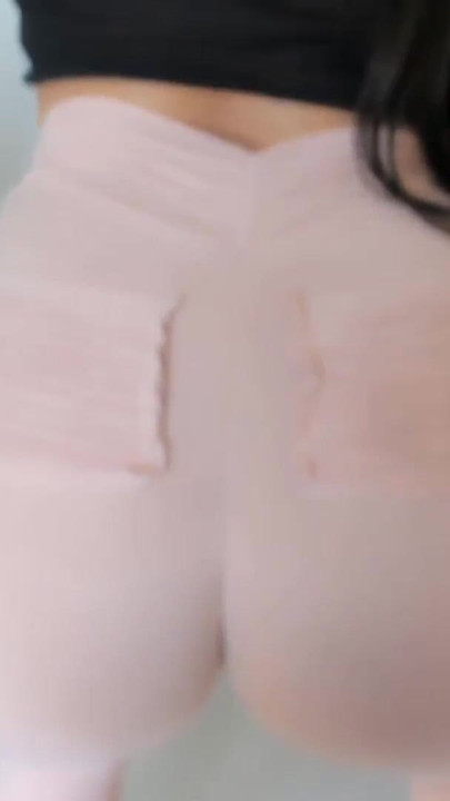 "롤플레이 섹시한 큰 엉덩이 라티나, 쪼이는 카멜 토 요가 바지를 입고 개인 트레이너와 놀고 있는" 매혹적인 순간