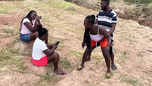 EINE JUNGE 19-JÄHRIGE NIGERIANISCHE MÄDCHEN UND JUNGS GEHEN ZUM FICKEN