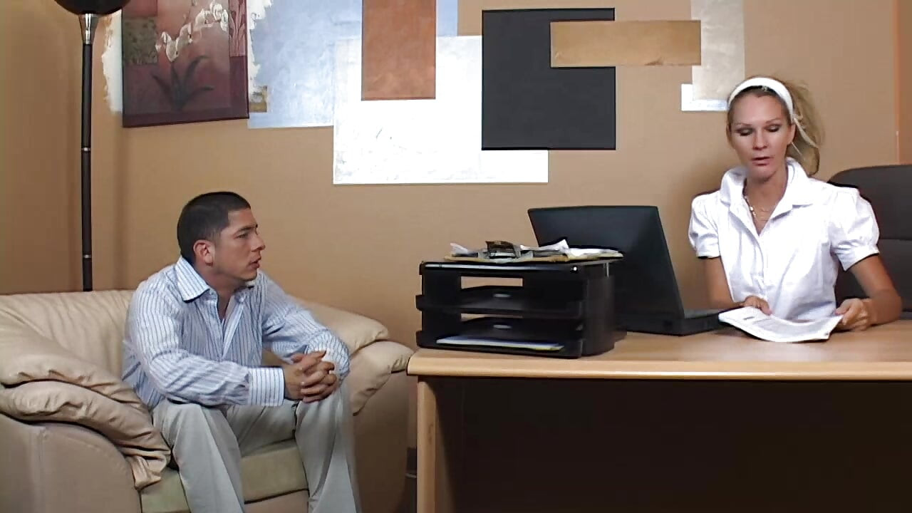 Secretaria caliente se folla a un cliente en su cita