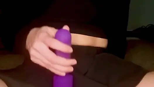 Cewek sange ini lagi asik masturbasi memeknya sendirian pakai mainan seks