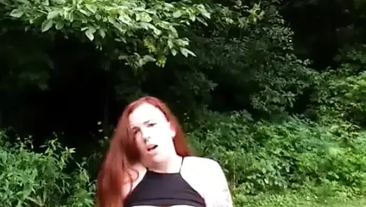 Teşhirci kızıl saçlı parkta sert boşalıyor