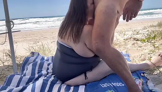 Schau zu, wie wir am strand ficken und lutschen