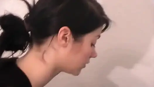 Auf sein gesicht zu spucken, damit die asche auf ihn stecken kann