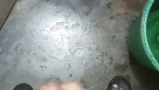 Bu yüzden banyoya gittim, ellerime sabun koydum ve koluna vurdum