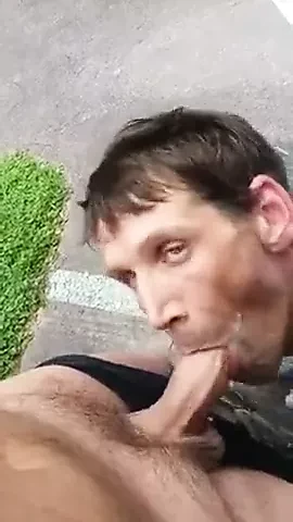 Pipe en public et avalage de sperme