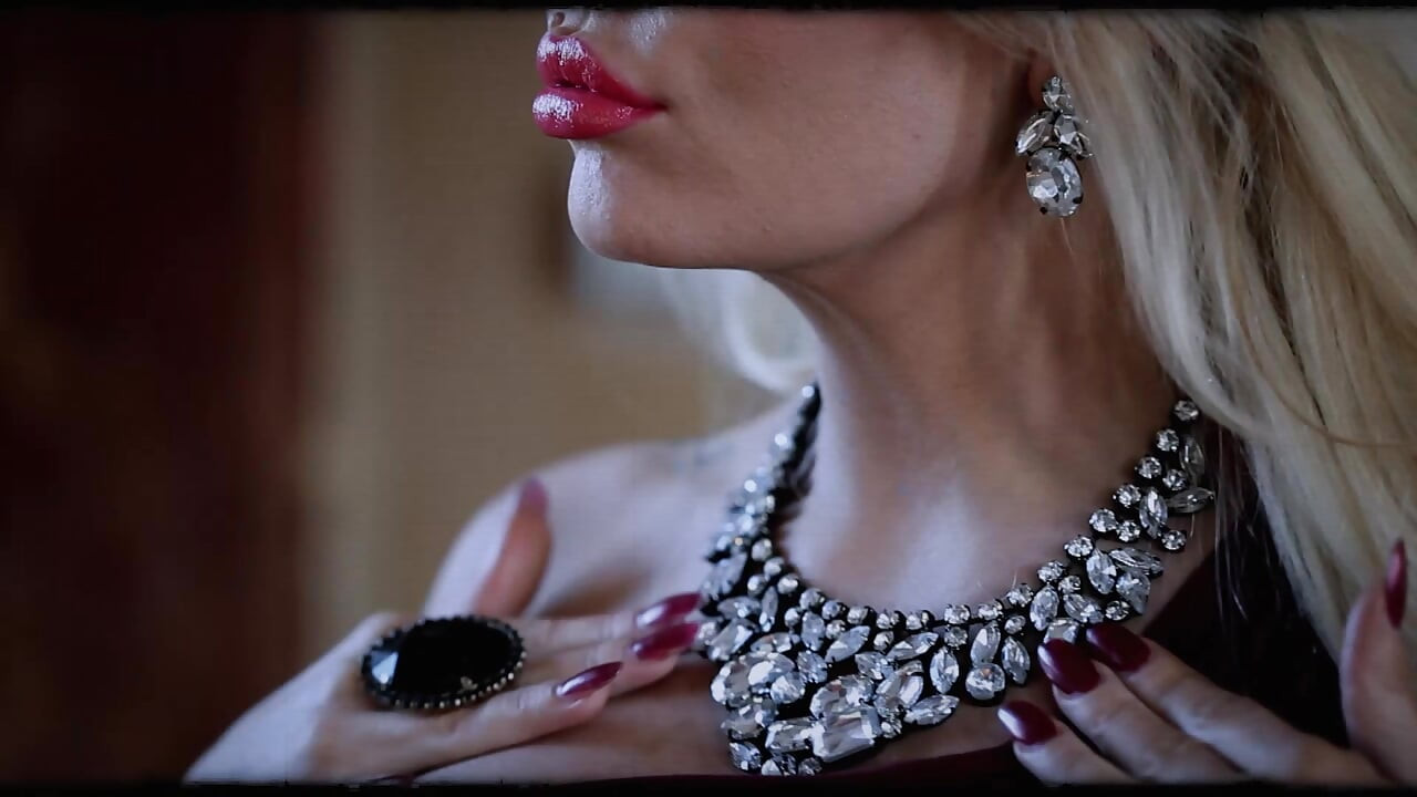 Tante seksi yang lebih gelap