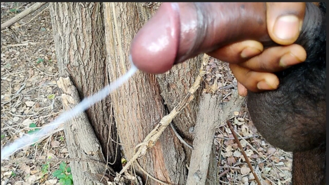 Do lado de fora, um homem indiano se masturba ...