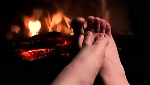 Согревание моих ступней, чтобы дать тебе хорошую горячую дрочку ногами без наушников