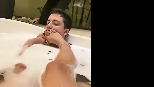 Tanrıça Kiffa küvette ayakla mastürbasyon ve ayak ibadeti