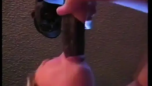 Персиковая девушка обожает засовывать большие члены в ее рот