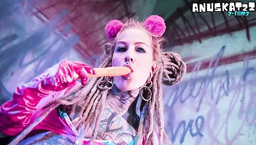 Татуированная тинка-панк трахает огромные дилдо в обе дырки - зияющая анальная мастурбация и из задницы в рот