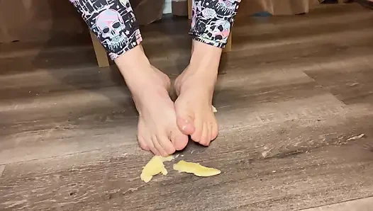 Шлюхаю бананы под моими босиками, пищевой фетиш,