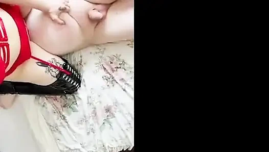 Kırmızı iç çamaşırlarıyla baskın ol.