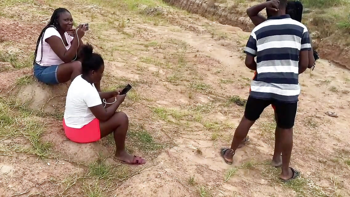 EN UNG 19-ÅRIG NIGERIA PIGER OG DRENGE GÅR FOR AT KNEPPE