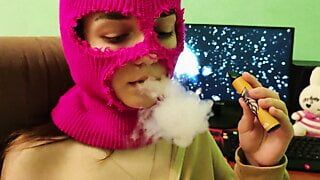 Красивая девушка - сексуальное vaping под музыку!