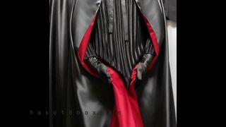 Masturbation avec une robe une pièce plissée en satin noir