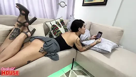 Pantat bahenol cewek hot rambut cokelat ini dientot habis-habisan sama 2 cowok kontol besar