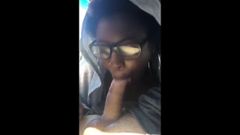 Черная девушка сосет своему белому бойфренду в машине
