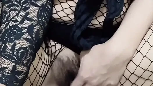 Amateur-mädchen spielt mit ihrer schönen muschi