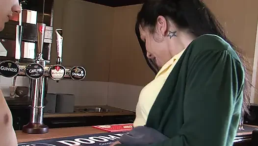 Esmer genç kız üvey erkek kardeşi tarafından sikiliyor