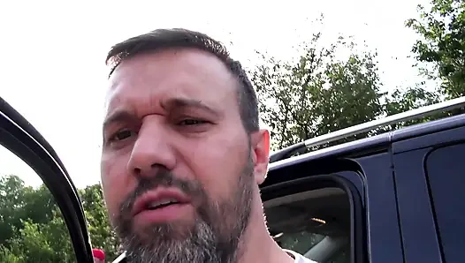 Lilly fox didobel penetrasi di mobil saat lagi seks threesome