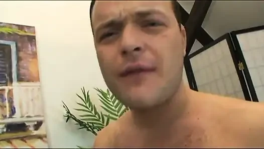 Пара трахает киску, трахает киску пальцами в любительском видео... оргазм во рту