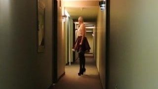 穿着紫色女仆制服的Sissy ray在酒店走廊里