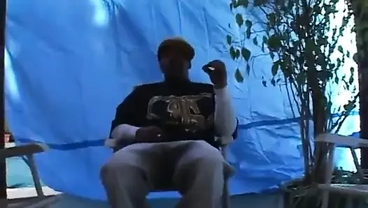 Zenci adam beyaz bir kadın tarafından yarak emiyor