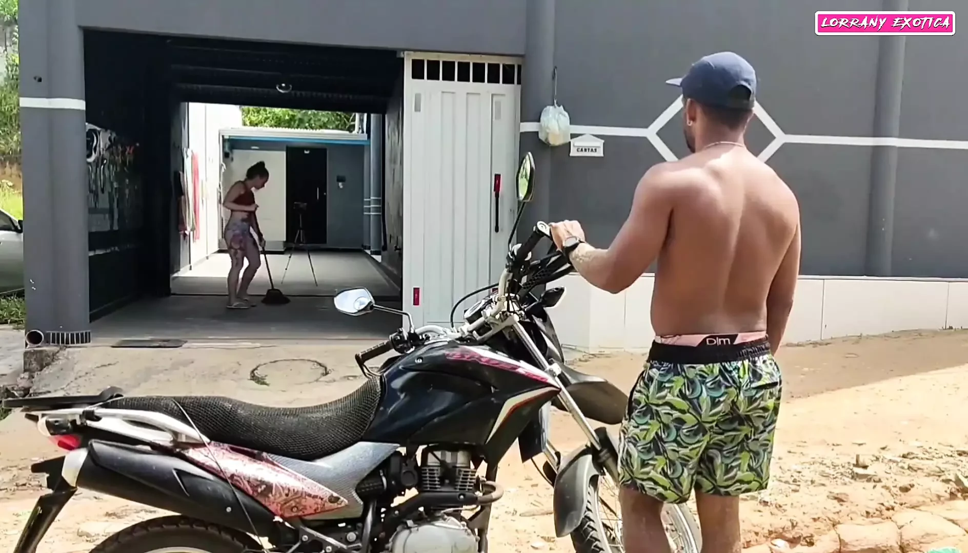 当我的丈夫时，我打电话给邻居操我，我们和非常饥渴的女郎做爱
